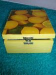 Praverta dekoruota dėžutė su citrinomis